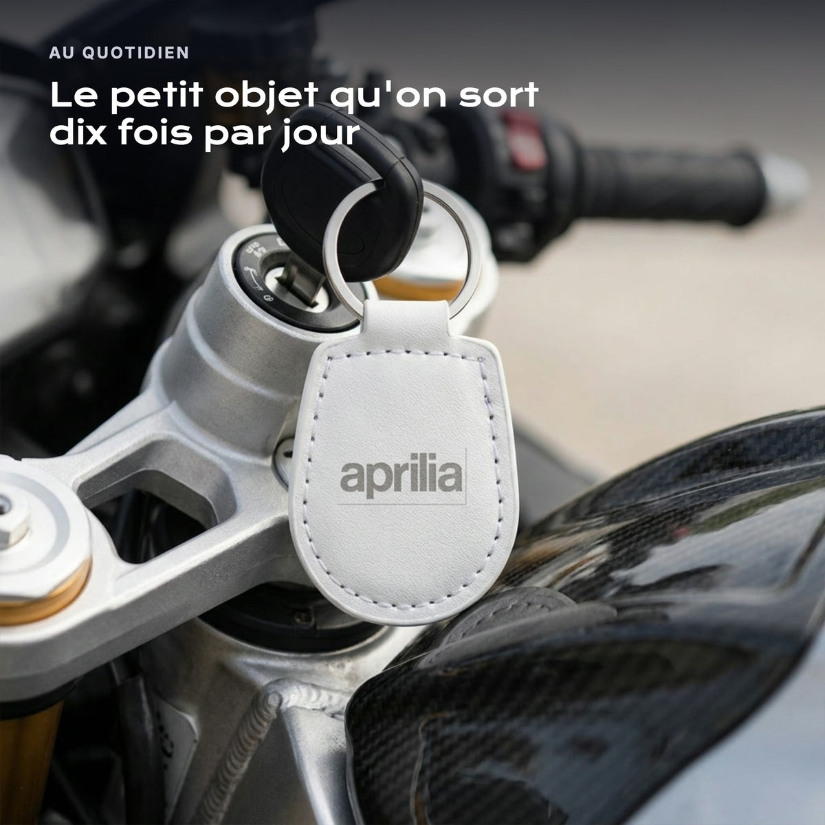 Porte-clés Aprilia gravé, accroché à une clé