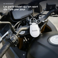 Porte-clés Benelli gravé, accroché à une clé