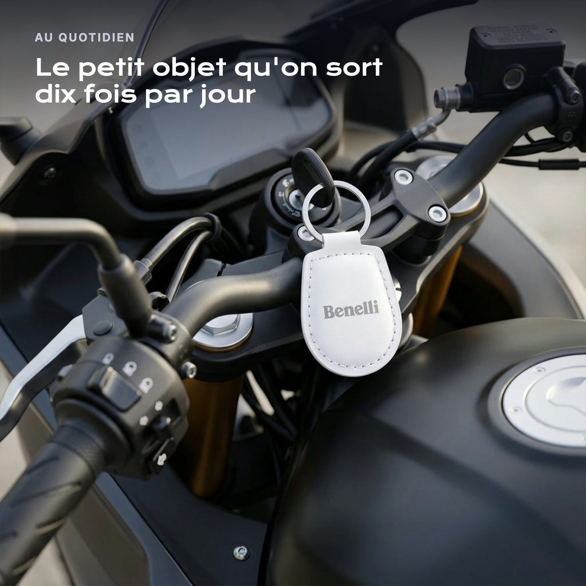 Porte-clés Benelli gravé, accroché à une clé