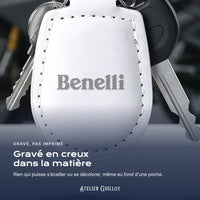 Logo Benelli gravé au laser dans le simili cuir