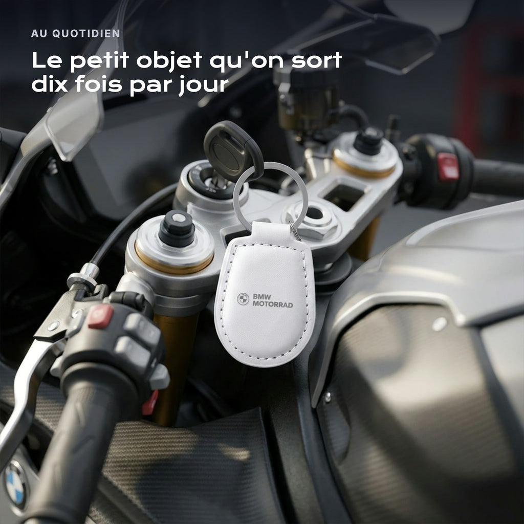 Porte-clés BMW Motorrad gravé, accroché à une clé