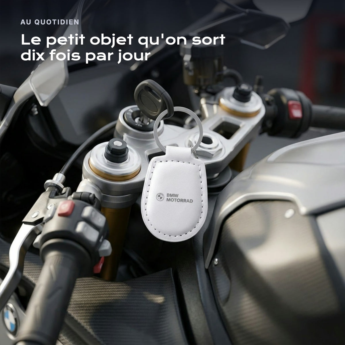 Porte-clés BMW Motorrad gravé, accroché à une clé