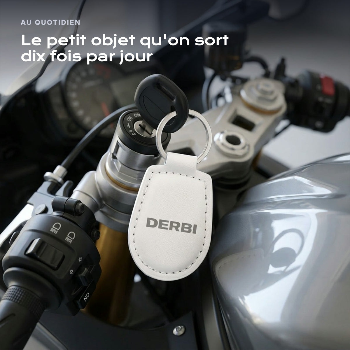 Porte-clés Derbi gravé, accroché à une clé