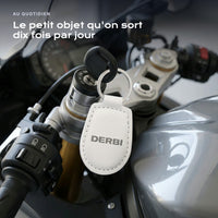 Porte-clés Derbi gravé, accroché à une clé