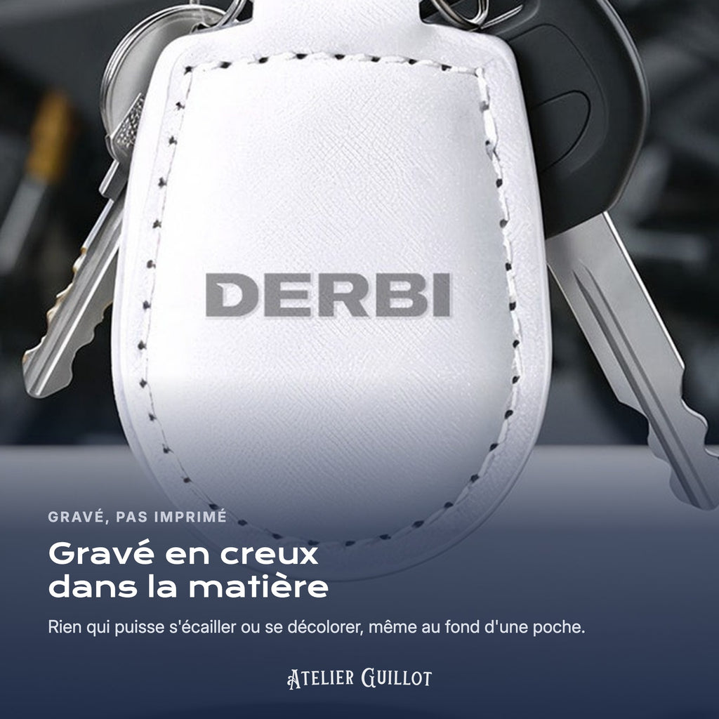 Logo Derbi gravé au laser dans le simili cuir