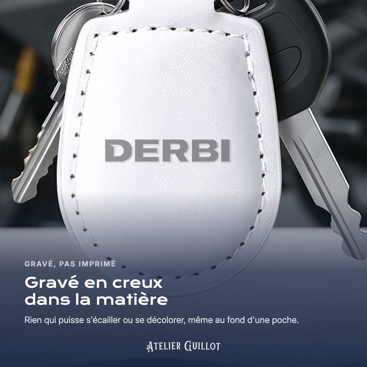 Logo Derbi gravé au laser dans le simili cuir