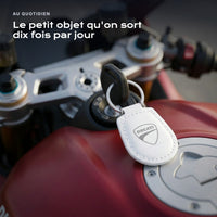 Porte-clés Ducati gravé, accroché à une clé
