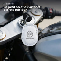Porte-clés Kawasaki gravé, accroché à une clé