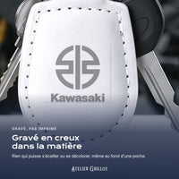 Logo Kawasaki gravé au laser dans le simili cuir