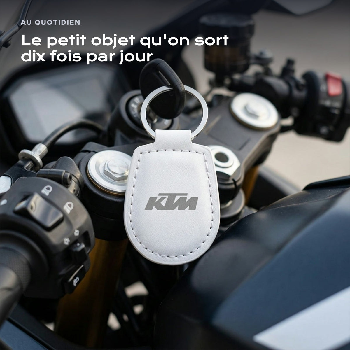 Porte-clés KTM gravé, accroché à une clé