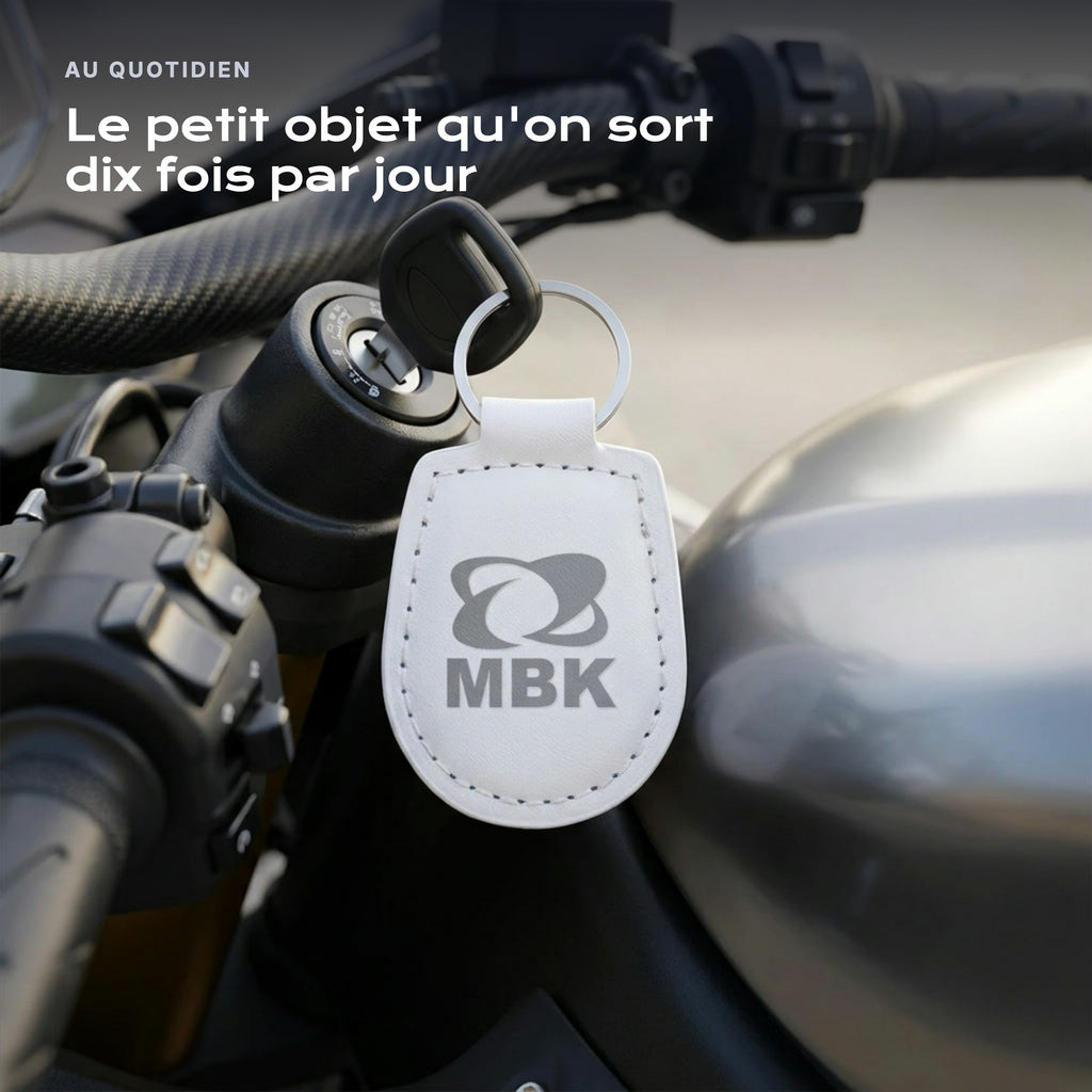 Porte-clés MBK gravé, accroché à une clé