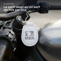 Porte-clés MBK gravé, accroché à une clé