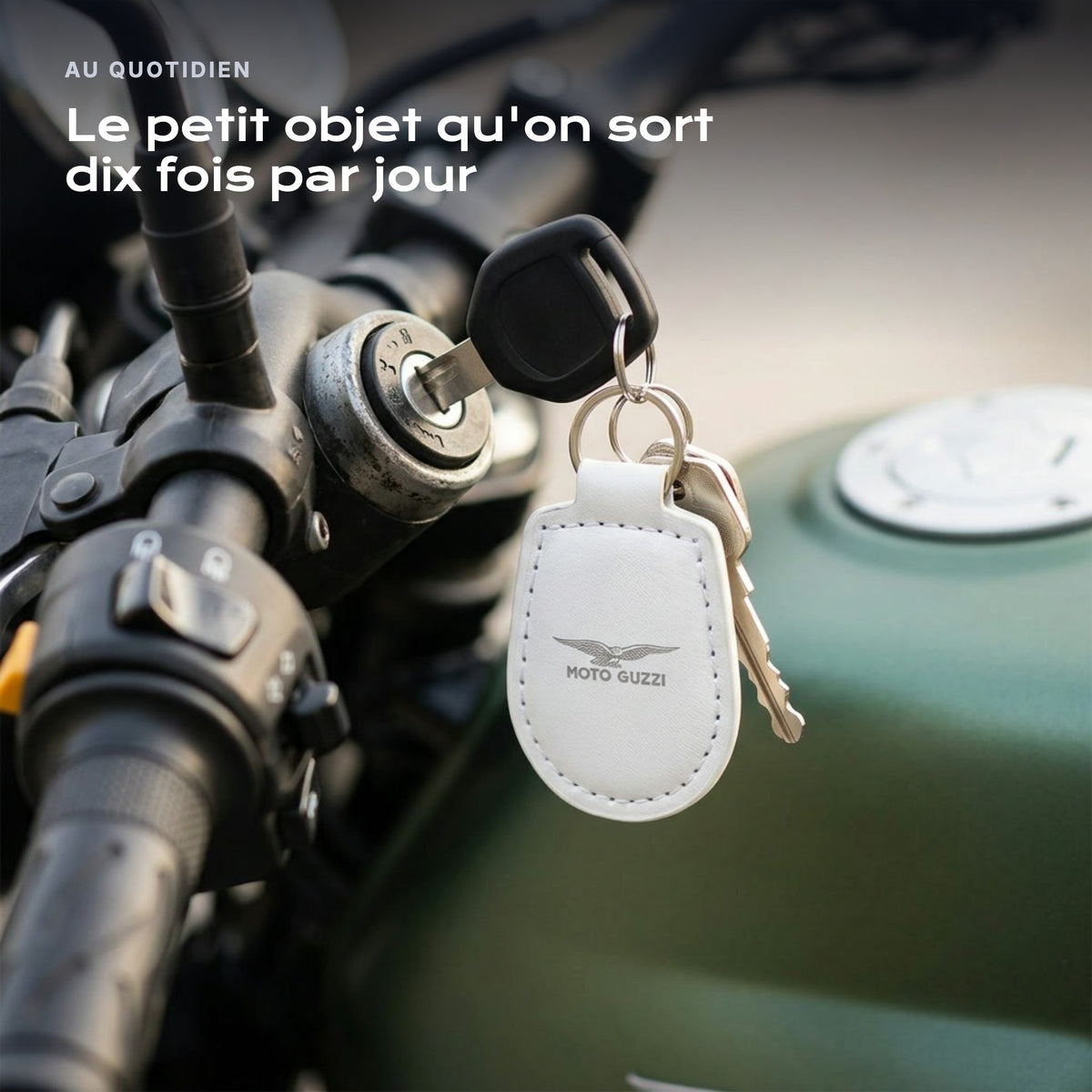 Porte-clés Moto Guzzi gravé, accroché à une clé