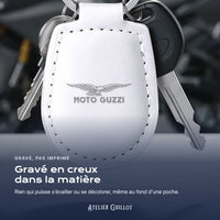 Logo Moto Guzzi gravé au laser dans le simili cuir