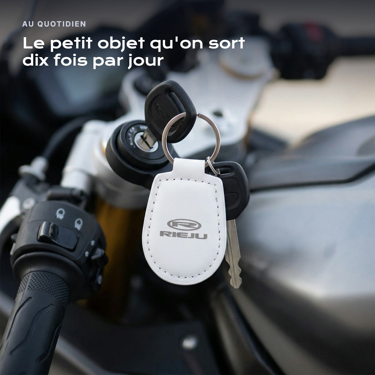 Porte-clés Rieju gravé, accroché à une clé