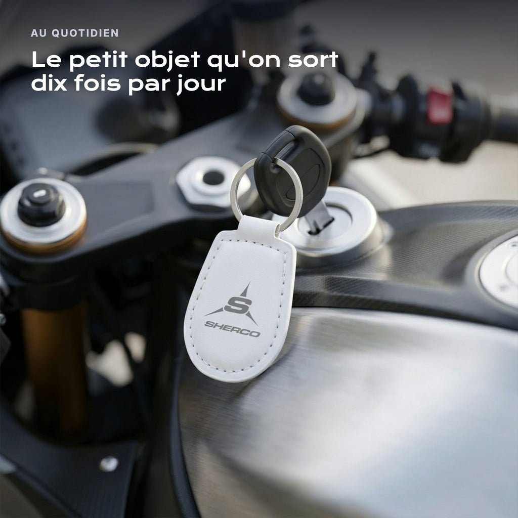 Porte-clés Sherco gravé, accroché à une clé