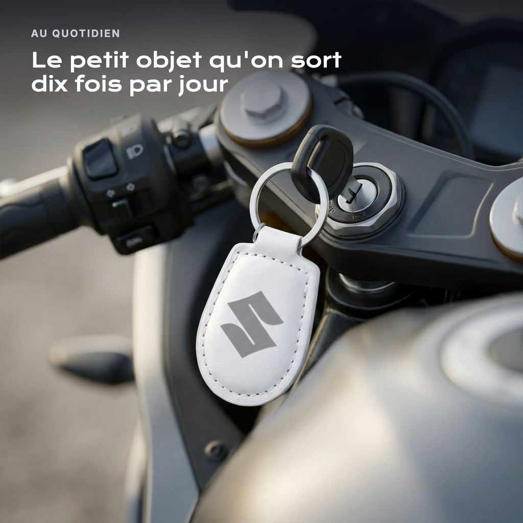 Porte-clés Suzuki gravé, accroché à une clé