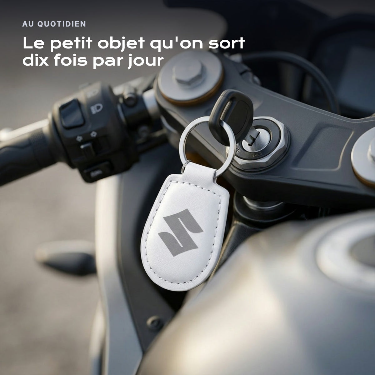 Porte-clés Suzuki gravé, accroché à une clé