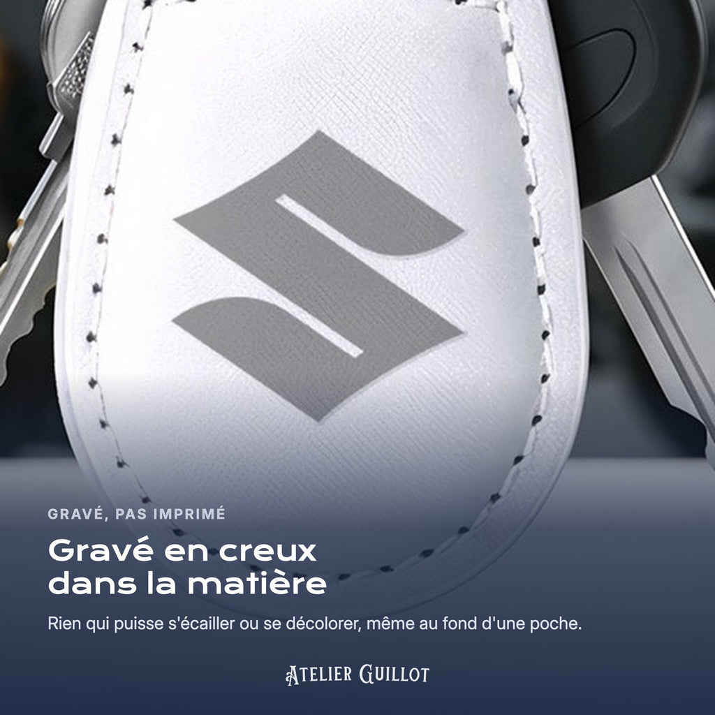 Logo Suzuki gravé au laser dans le simili cuir