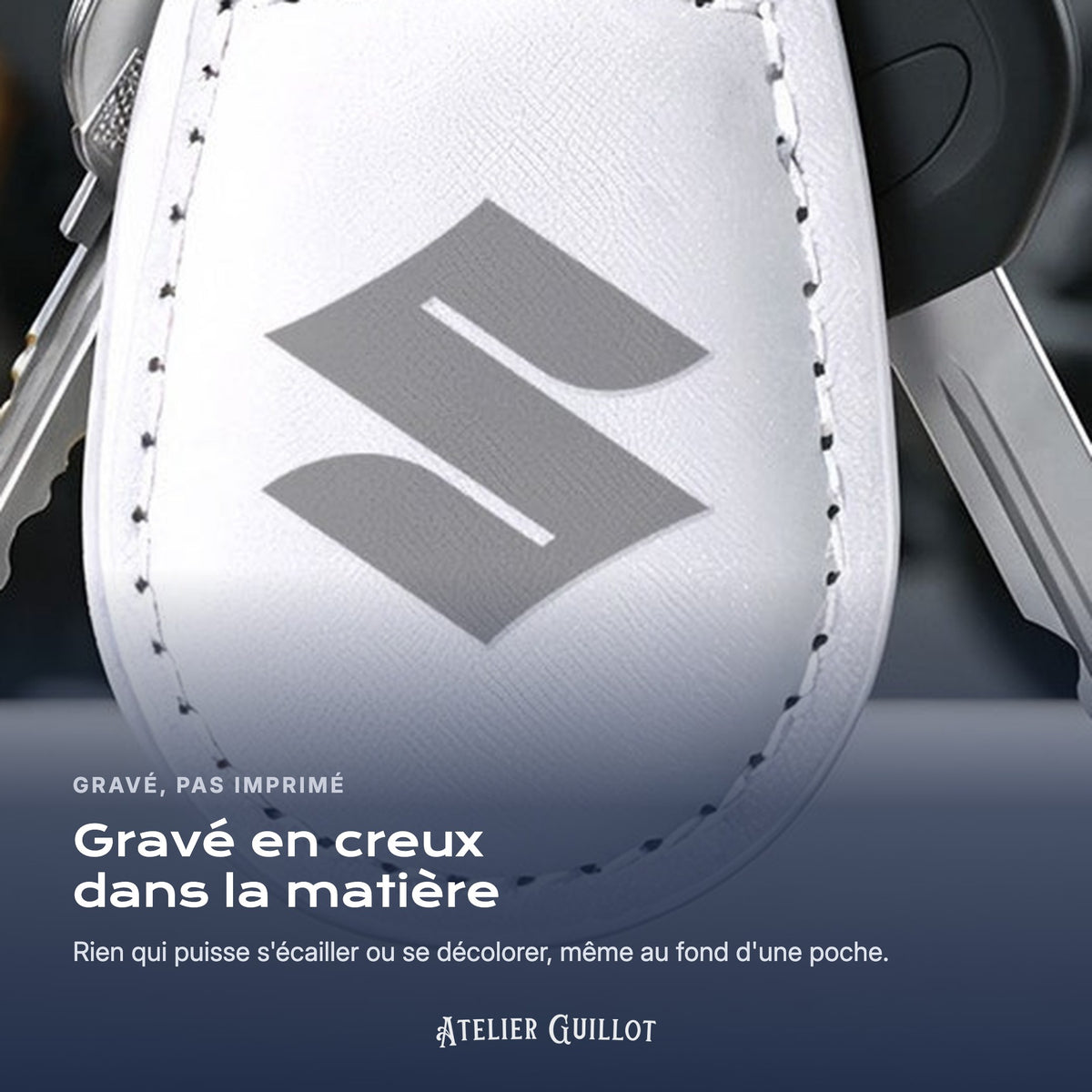 Logo Suzuki gravé au laser dans le simili cuir