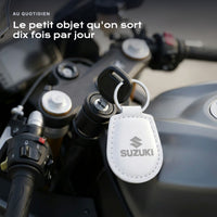 Porte-clés Suzuki gravé, accroché à une clé