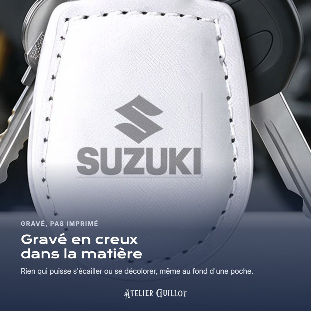 Logo Suzuki gravé au laser dans le simili cuir