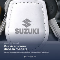 Logo Suzuki gravé au laser dans le simili cuir