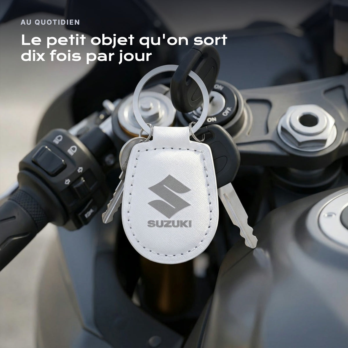 Porte-clés Suzuki gravé, accroché à une clé