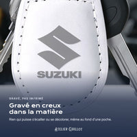Logo Suzuki gravé au laser dans le simili cuir