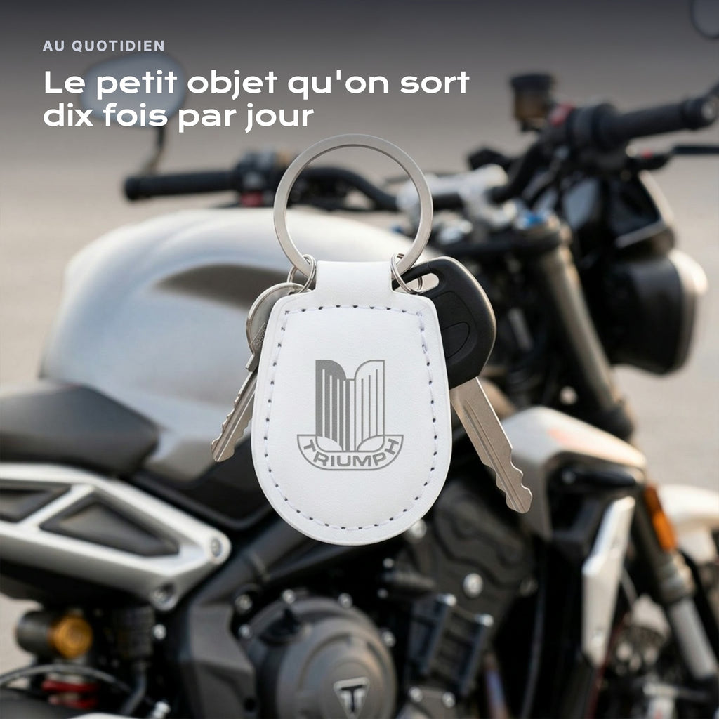Porte-clés Triumph gravé, accroché à une clé