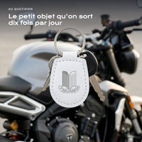 Porte-clés Triumph gravé, accroché à une clé