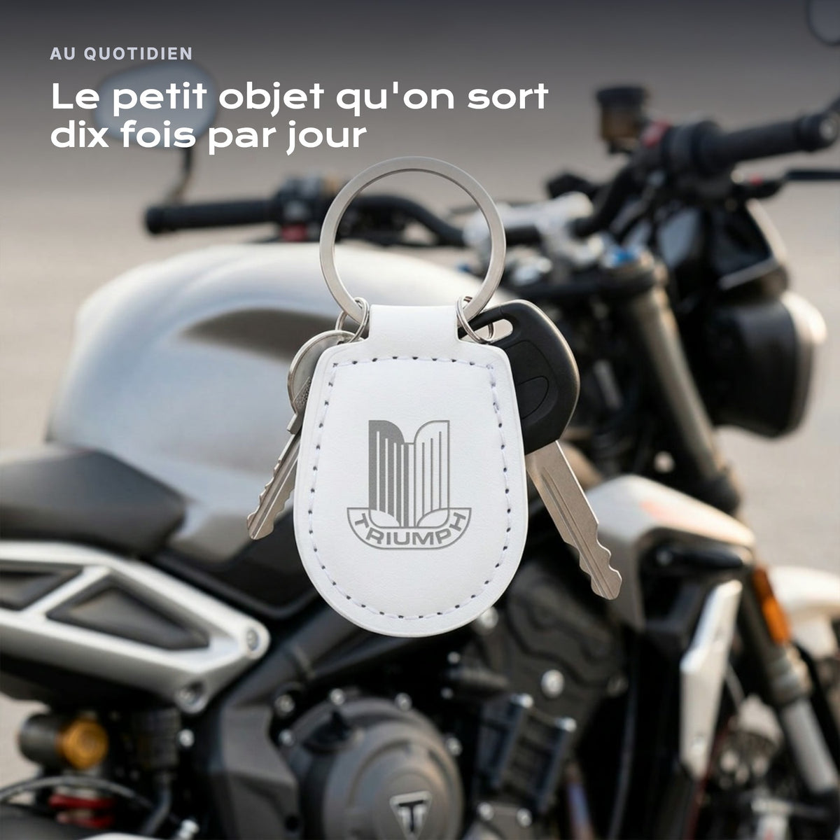 Porte-clés Triumph gravé, accroché à une clé