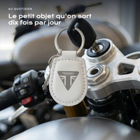 Porte-clés Triumph gravé, accroché à une clé