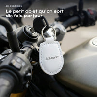 Porte-clés Triumph gravé, accroché à une clé