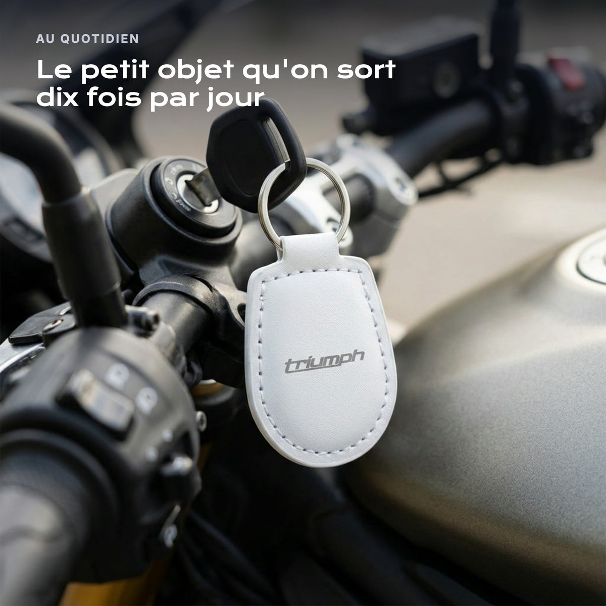 Porte-clés Triumph gravé, accroché à une clé