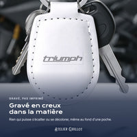 Logo Triumph gravé au laser dans le simili cuir