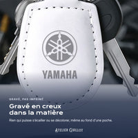 Logo Yamaha gravé au laser dans le simili cuir