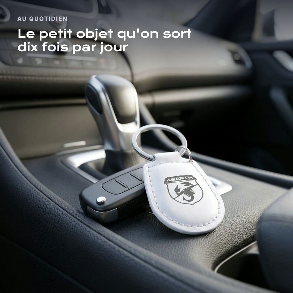 Porte-clés Abarth gravé, accroché à une clé