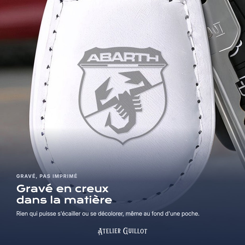Logo Abarth gravé au laser dans le simili cuir