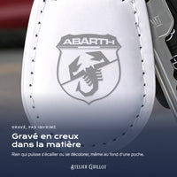 Logo Abarth gravé au laser dans le simili cuir