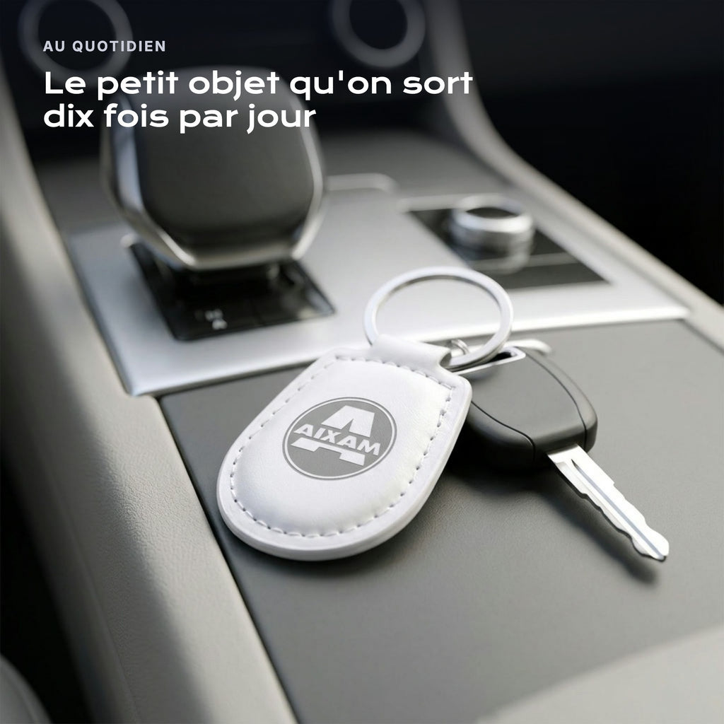Porte-clés Aixam gravé, accroché à une clé
