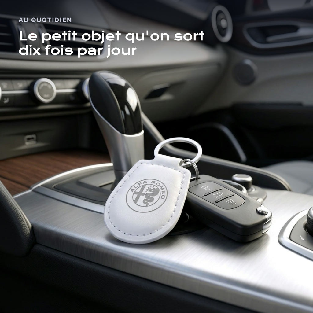 Porte-clés Alfa Romeo gravé, accroché à une clé
