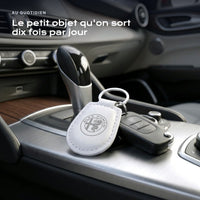 Porte-clés Alfa Romeo gravé, accroché à une clé