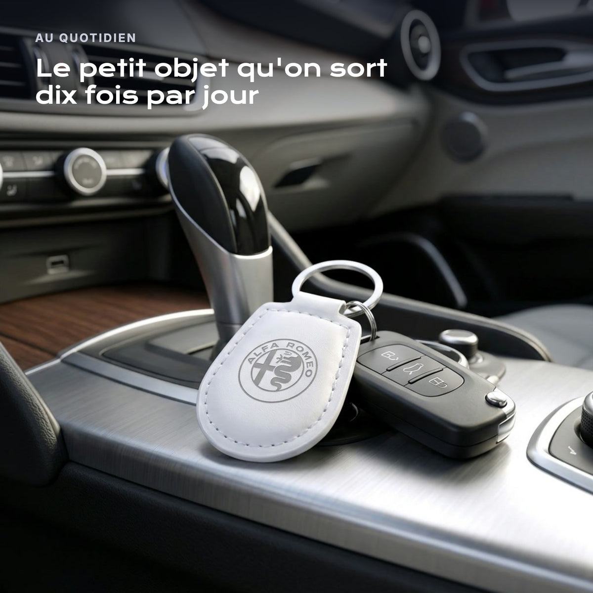 Porte-clés Alfa Romeo gravé, accroché à une clé