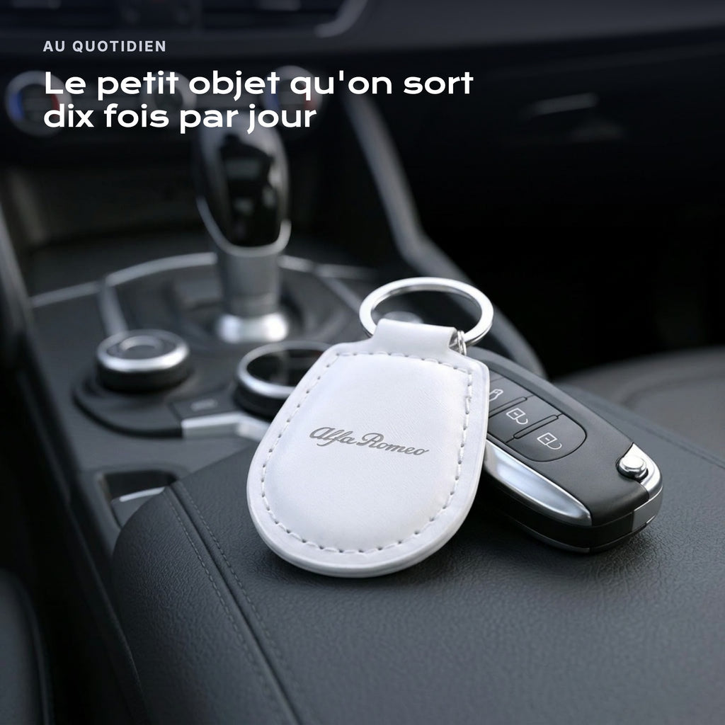 Porte-clés Alfa Romeo gravé, accroché à une clé