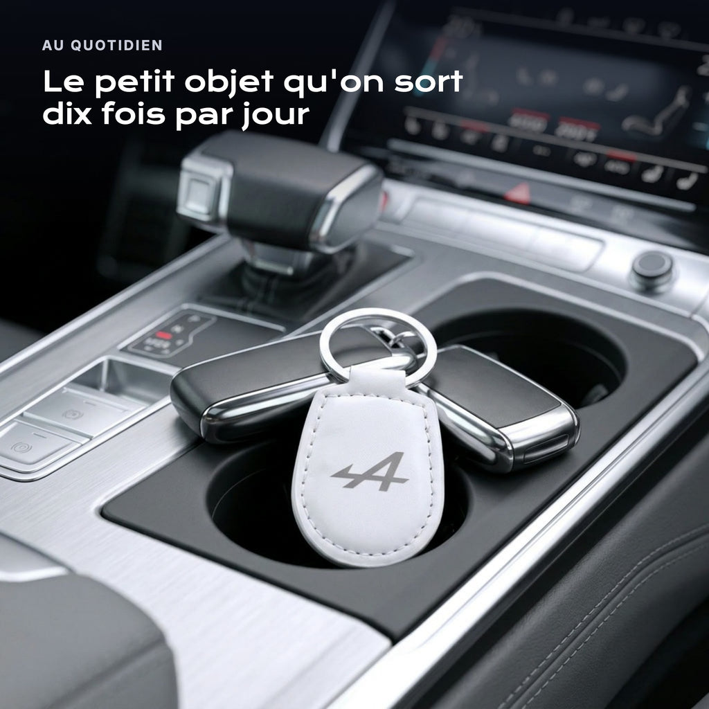 Porte-clés Alpine gravé, accroché à une clé