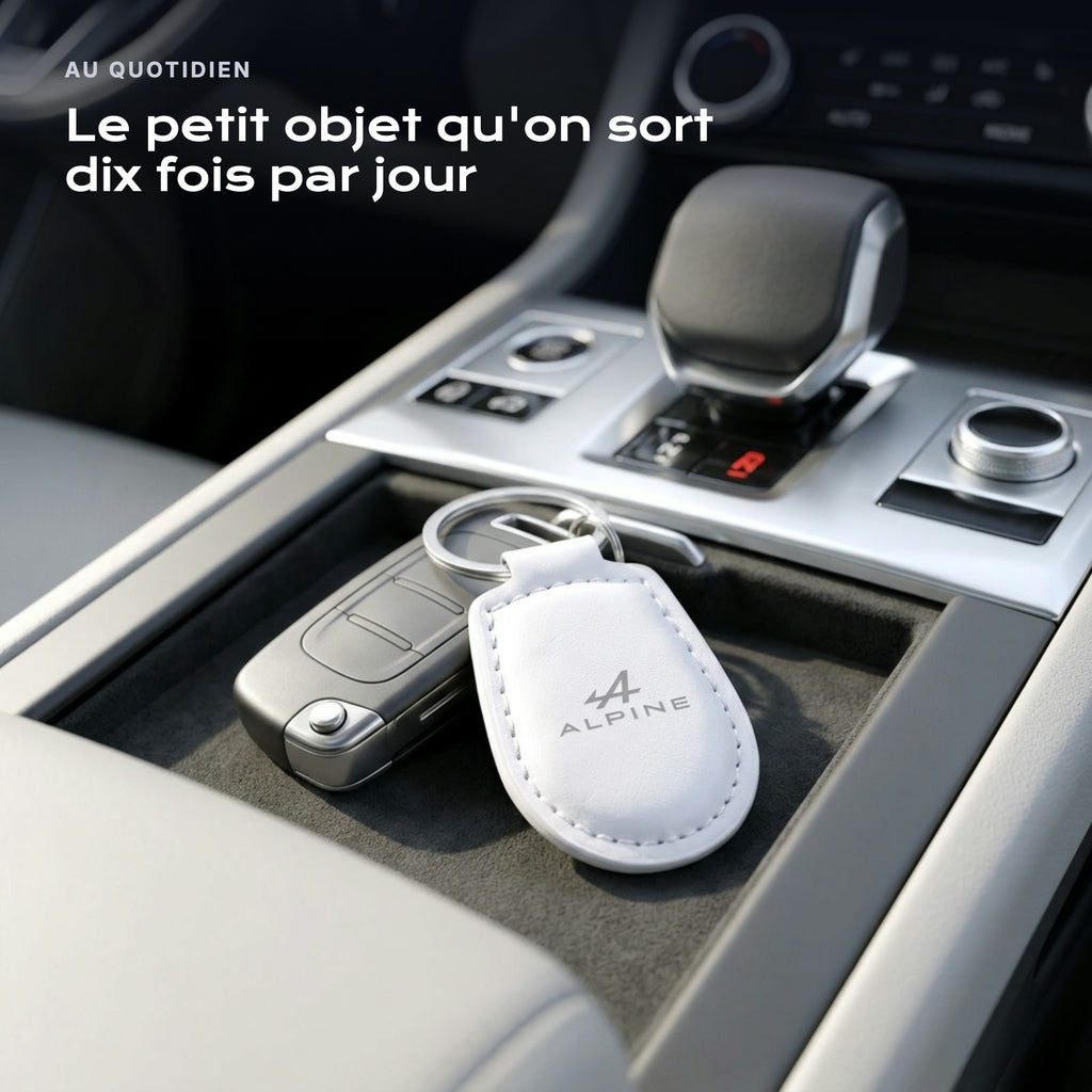 Porte-clés Alpine gravé, accroché à une clé
