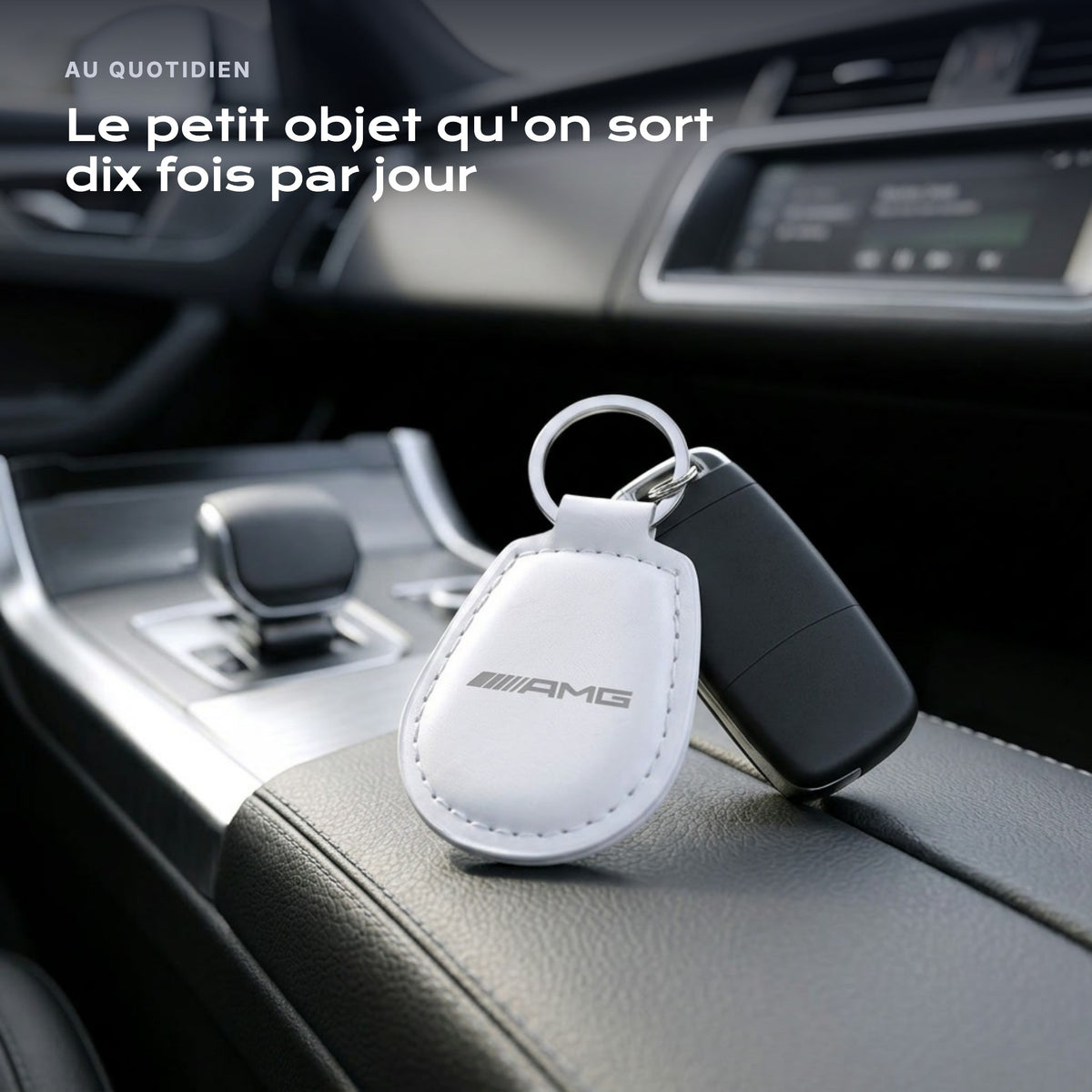Porte-clés AMG Mercedes gravé, accroché à une clé