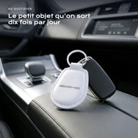 Porte-clés AMG Mercedes gravé, accroché à une clé