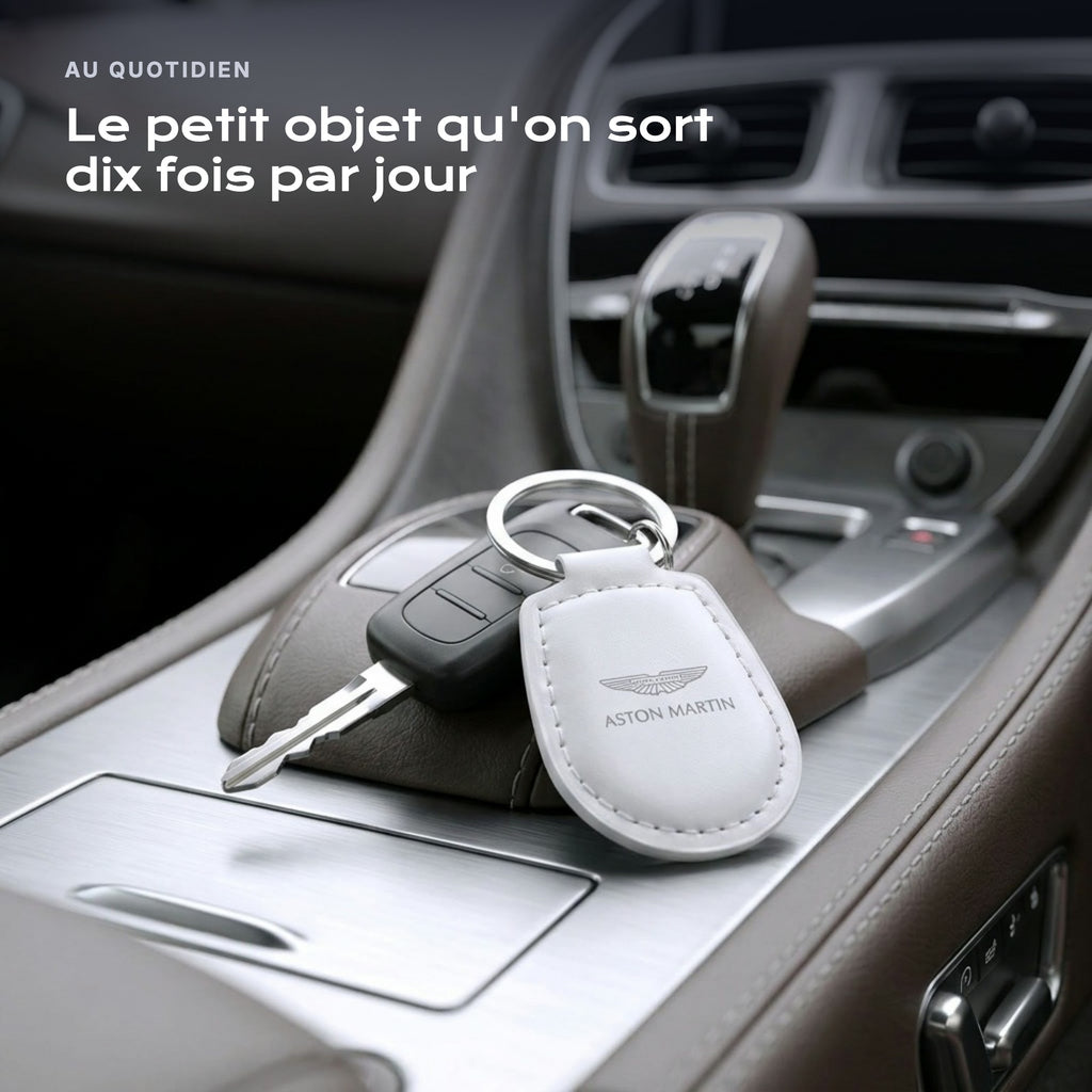 Porte-clés Aston Martin gravé, accroché à une clé